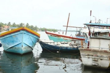 கடற்றொழில் பரிசோதகரின் அடாவடியிலிருந்து மீனவர்களை காப்பாற்றிய பீற்றர் இளஞ்செழியன்!