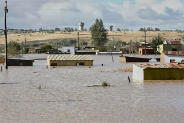 தென்னாப்பிரிக்காவில் ஏற்பட்ட வெள்ளத்தில் சிக்கி 78 பேர் பலி