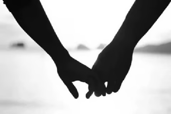 சாணம் பூசி அரை நிர்வாணமாக ஊர்வலம் ; கணவனுடன் தகாத உறவிலிருந்த பெண்ணுக்கு மனைவி செய்த செயல் | Girl Attack In India