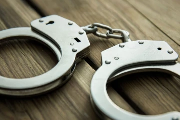 පාසල් සිසුවෙකුට නිරුවතින් සිට වට්ස්ඇප් විඩියෝ ඇමතුම් ලබා ගන්නා ලෙසට බලකළ දේවගැතිවරයෙකුට වැඩ වැරදෙයි..