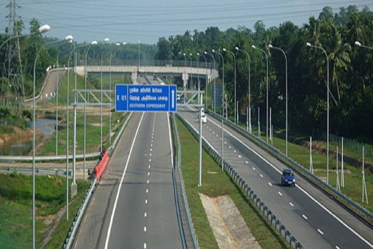 தெற்கு அதிவேக வீதியில் சற்றுமுன் விபத்து | Accident On Southern Expressway Short While Ago