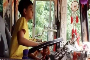 இலங்கையில் பேருந்தை செலுத்திய பிரபல பாடசாலை மாணவன்! வெளியான காணொளியினால் சிக்கல் (video)