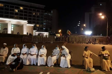 ஜனாதிபதி மாளிகைக்கு முன்பாக அதியுயர் பாதுகாப்பு வலயங்களாக மாறியுள்ள அருட்சகோதரிகள்