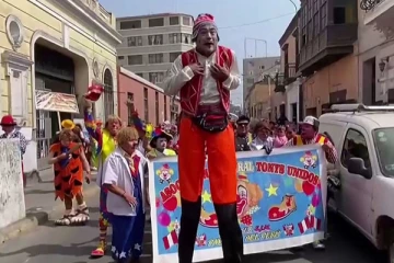 கோமாளிகள் தினத்தை கோலாகலமாக கொண்டாடிய நாடு!