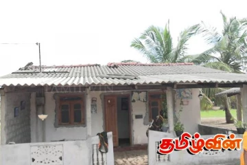 யாழ்.கட்டைக்காட்டில் சூறாவளிக் காற்றால் சேதமடைந்த வீடு