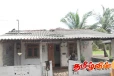யாழ்.கட்டைக்காட்டில் சூறாவளிக் காற்றால் சேதமடைந்த வீடு