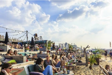 கடற்கரையில் காதலர்கள் உல்லாசம்; கொந்தளித்த மக்கள் - அரசு அதிரடி!