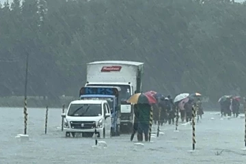 வட்டுவாகல் பாலத்தினை மூடி பாய்ந்தோடும் வெள்ளம்; பயணிகள் கடும் சிரமம்