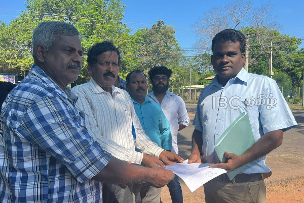 அளம்பில் துயிலுமில்ல காணியை இராணுவம் சுவீகரிக்க முயற்சி - தடுத்து நிறுத்திய மக்கள்! | Alampil Thuyilumillam Military Tried To Adopt