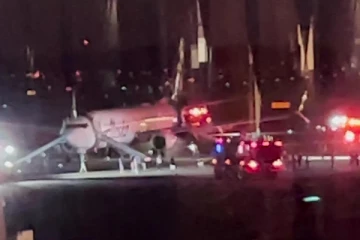 ஸ்மார்ட் போனால் நடுவானில் பெரும் களேபரம்; அலறியடித்த விமான ஊழியர்கள்