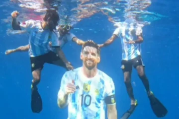 கடலுக்கு அடியில் மெஸ்ஸியின் பிரமாண்டமான கட்அவுட்டை வைத்த கேரள ரசிகர்!