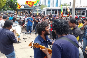 கொழும்பில் புகையிரத நிலையத்திற்கு முன்பாக பல்கலைக்கழக மாணவர்கள் ஆர்ப்பாட்டம் (Video)