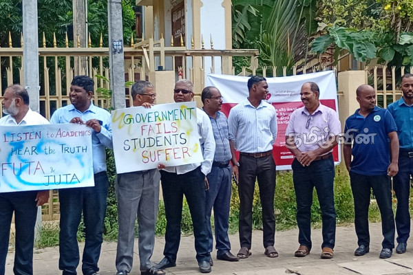 போராட்டத்தில் குதித்த யாழ்.பல்கலைக்கழக ஆசிரியர் சங்கம் | Jaffna University Lecturers On Strike
