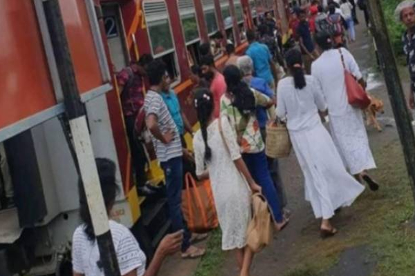 திடீரென தடம்புரண்ட யாழ்தேவி ரயில்! | The Yal Devi Train Suddenly Derailed
