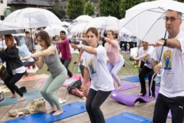 ஜப்பானில் கன மழைக்கு நடுவே இந்திய தூதரகத்தில் நடத்தப்பட்ட யோகாசன நிகழ்ச்சி!