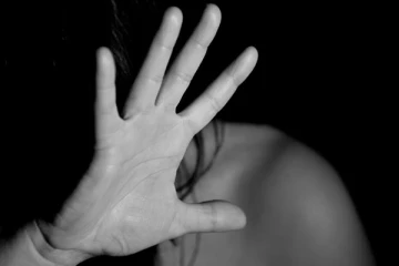 ஆண் குழந்தை வேணும் - மனைவியை பொதுமக்கள் முன் நிர்வாணமாக குளிக்க வைத்த கணவன்!