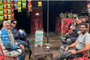 ரோட்டோர கடையில் டீ குடித்த தல அஜித்! கோடிக்கணக்கில் பணமிருந்தும் இப்படியா? அந்த மனசு தான் கடவுள்