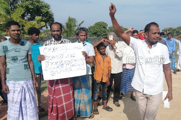 திருகோணமலையில் குடியிருப்பு காணிகளை அபகரிக்க வேண்டாம் என கோரி மக்கள் ஆர்ப்பாட்டம் | Protest Against Land Seizure By Port Authority