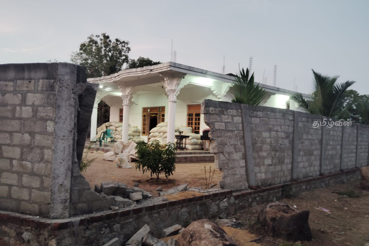 மட்டக்களப்பு - தும்பங்கேணி பகுதியில் யானையொன்று ஊருக்குள் புகுந்து அட்டகாசம் | Elephant Attack In Sri Lanka