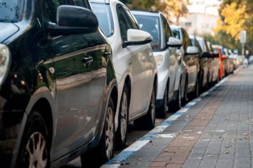 சுட்டெரிக்கும் வெயில்; உங்கள் காரை காப்பாத்தணுமா? இதை நோட் பண்ணுங்க..