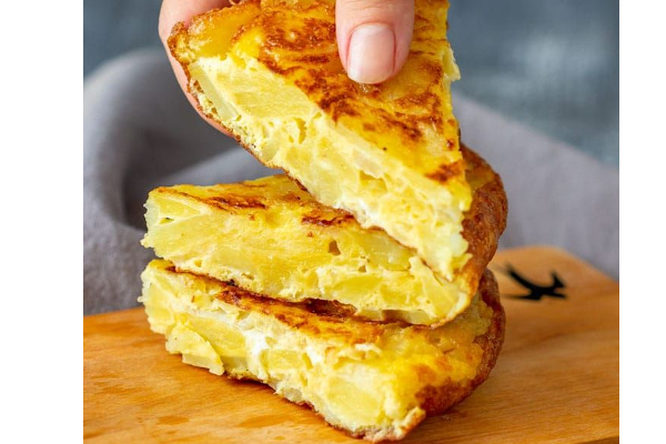 உருளைக்கிழங்கு ஆம்லெட் சாப்பிட்டு இருக்கிங்களா? இதோ சூப்பரான ரெசிப்பி | Potato Omelette Recipe