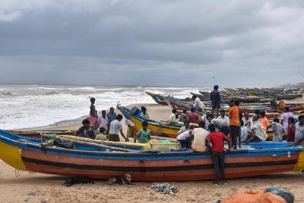 இலங்கை கடற்படையால் கைது செய்யப்பட்டவர்களை விடுவிக்கக்கோரி மண்டபம் மீனவர்கள் வேலைநிறுத்தம்! | Sri Lankan Navy Arrests 22 Indian Fishermen