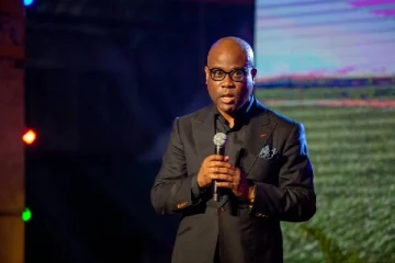 மனைவி மற்றும் மகனுடன் விமான விபத்தில் சிக்கி பலியான பெரும் வங்கி நிறுவனர்