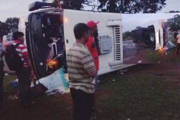 අතිසුඛෝපභෝගී බස් රථයක් පෙරළී යයි..23කට තුවාල.(PHOTOS)