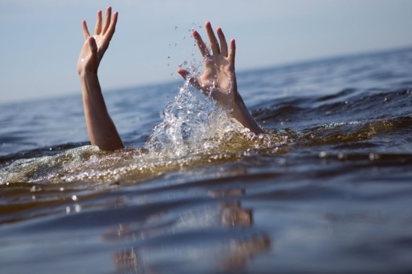 பாலத்திலிருந்து கீழே குதித்த யுவதி; தேடும் பணிகளில் பொலிஸார் | Police Searching For Woman Who Jumped Off Bridge