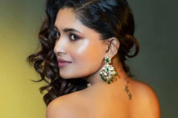 ஸ்ட்ராப் லெஸ் டாப்!! இதுவரை இல்லாத கிளாமர் லுக்கிற்கு மாறிய நடிகை வாணி போஜன்..