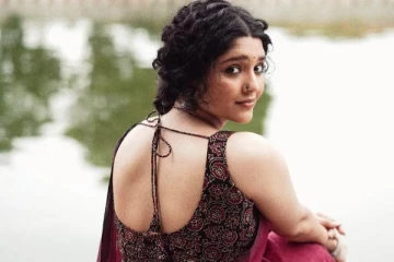 படவாய்ப்புக்காக இப்படியா..! இறுதி சுற்று ரித்திகா சிங் வெளியிட்ட புகைப்படங்கள்