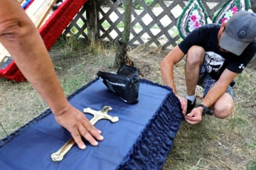 பிணத்தை தேடித்தேடி தோண்டி எடுக்கும் உக்ரைன் மக்கள்! உதவும் ரஷ்ய ஆதரவாளர்கள்., எதற்காக தெரியுமா?