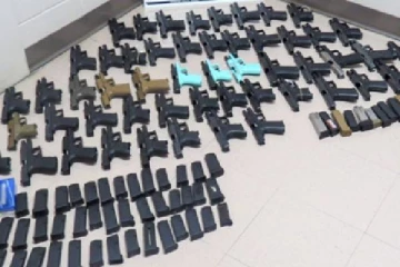 கனடாவுக்குள் அதிபயங்கர ஆயுதங்களுடன் நுழைய முயன்ற பெண் ஒருவர் கைது