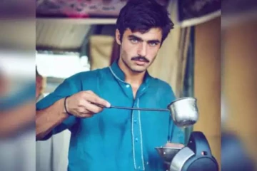 நீல நிற கூர்மையான கண்கள் மூலம் உலகளவில் வைரலான ஆசிய இளைஞனை நினைவிருக்கா? லண்டனில் கலக்கப்போகும் ஆச்சரியம்