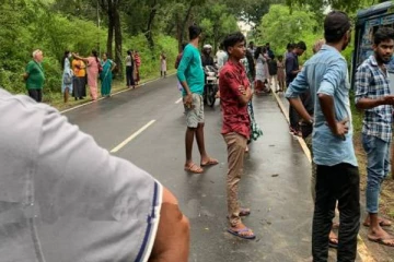 பயங்கரமான விபத்துகுள்ளான தனியார் பேருந்து! மூவர் வைத்தியசாலையில் அனுமதி