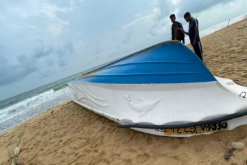 யாழில் கரையொதுங்கிய மர்மபடகு