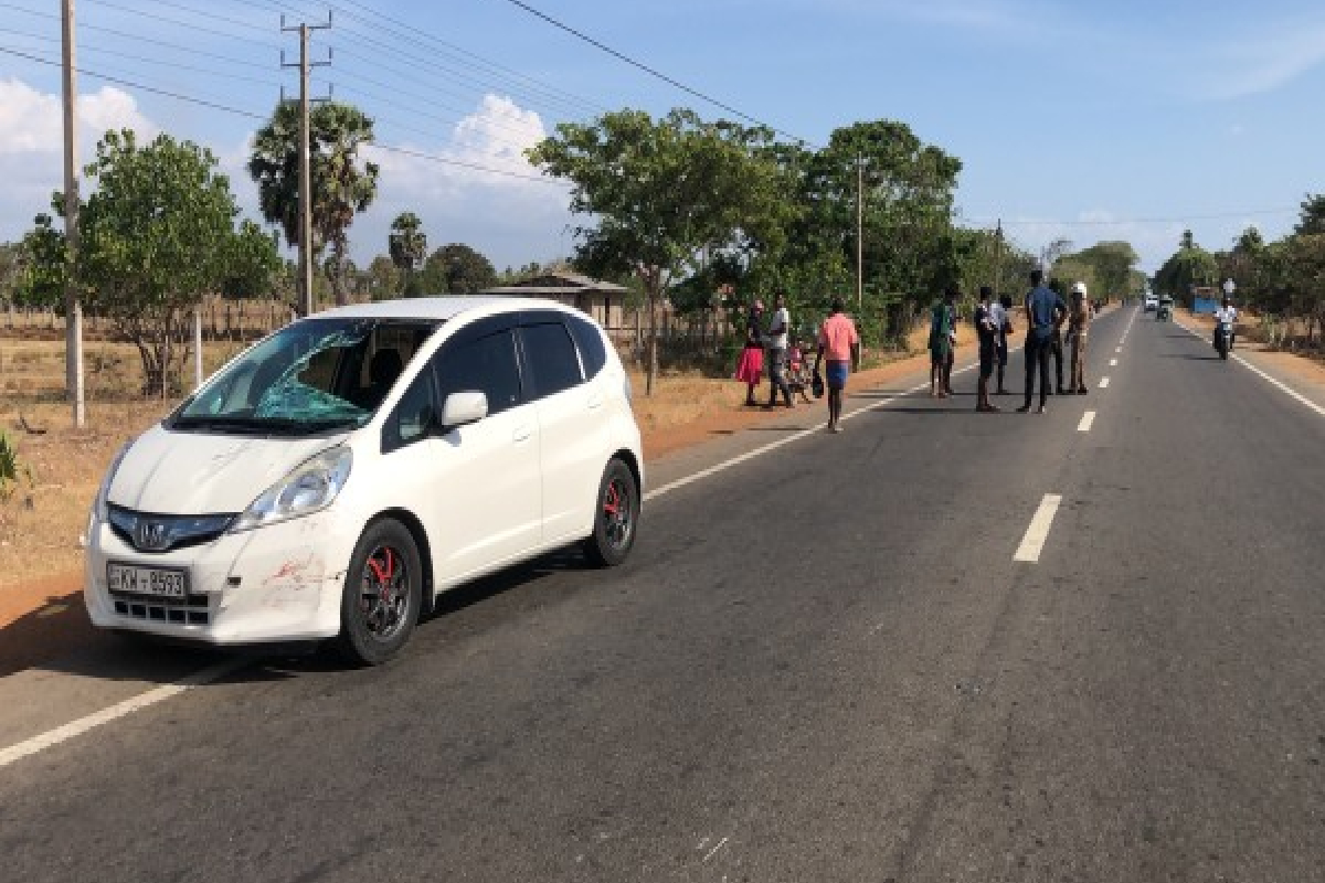 கிளிநொச்சியில் சைக்கிளில் சென்றவரை மோதித்தள்ளிய கார் | Car Knocks Down Cyclist In Kilinochchi கிளிநொச்சியில் சைக்கிளில் சென்றவரை மோதித்தள்ளிய கார் | Car Knocks Down Cyclist In Kilinochchi