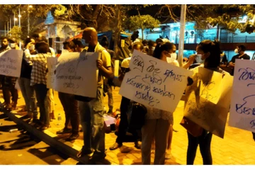 ஊரடங்கு மத்தியிலும் கிளர்ந்தெழுந்த மக்கள்(படங்கள்)
