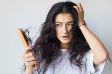 என்ன பண்ணாலும் தலைமுடி வளர மாட்டீங்குதா? இனி இந்த தப்பை பண்ணாதீங்க