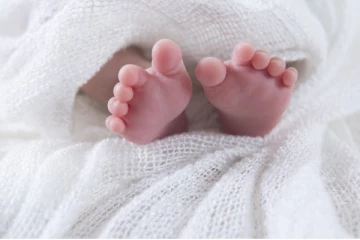 பச்சிளம் குழந்தையை கன்னம் சிவக்கும் வரை அறைந்து கொண்டே இருந்த தந்தை - வைரலான பகீர் வீடியோ