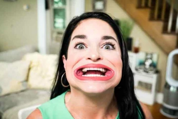 வாயை வைத்து கின்னஸ் சாதனைப் படைத்த இளம் பெண்!