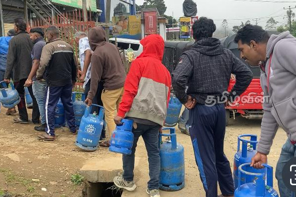 நாட்டில் எரிவாயு சிலிண்டர் பற்றாக்குறை: ஏமாற்றதுடன் வீடு திரும்பிய பொதுமக்கள் | Gas Cylinder Shortage In The Country