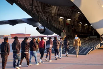 டிரம்ப் உத்தரவால் கைவிலங்கிட்டு வெளியேற்றப்படும் குடியேற்றவாசிகள்!