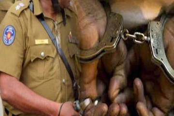 தேர்தல் விதிமுறைகளை மீறிய குற்றச்சாட்டில் 9 பேர் கைது