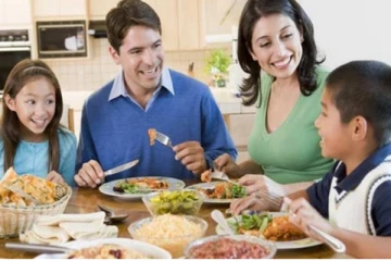 சாப்பிடும் போது எந்த திசையில் அமர்ந்து சாப்பிடக்கூடாது? பாரிய பிரச்சினை ஏற்படும் ஜாக்கிரதை
