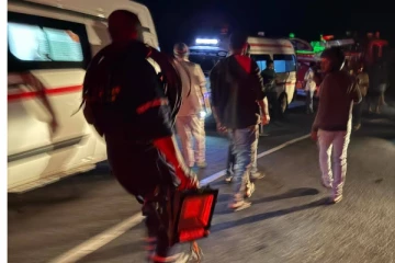 15பேரை பலியெடுத்த கோர விபத்து ; உயரும் பலி எண்ணிக்கை, நள்ளிரவில் இலங்கையை உலுக்கிய சம்பவம்