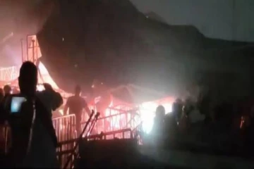 பயங்கர விபத்து; நொடி பொழுதில் சரிந்து விழுந்த பிரச்சார மேடை - 5 பேர் பலி, 50 பேர் படுகாயம்!