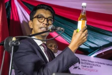 கொரோனா தடுப்பு பானம் பெற்ற சபாநாயகர்! சபையில் கேள்வியெழுப்பிய சஜித்