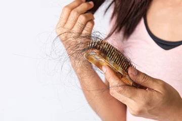 முடி உதிர்வால் கவலையா? இதனை தடுக்க இந்த 3 வழிகளில் ஒன்றை பின்பற்றுங்க போதும்