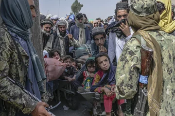 யாரும் வெளியேற வேண்டாம்! பாகிஸ்தான் எல்லையில் கெஞ்சும் தாலிபான்கள் ..வைரலாகும் புகைப்படம்